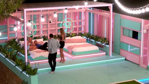 Joey kisses Grace in front of Samantha! | Love Island Series 11