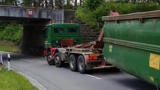 Camionista mostra como consegue passar numa ponte baixa