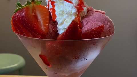 Strawberry ice-cream That takes longer to eat than to make 🔥