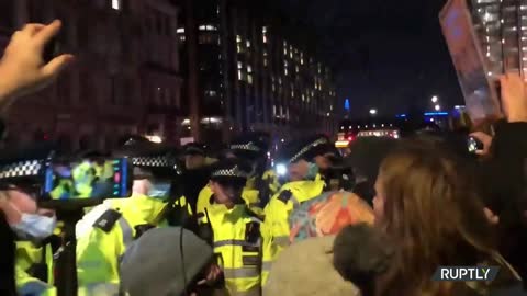 UK: Police and protesters scuffle at Kill the Bill protest in London - 08.12.2021