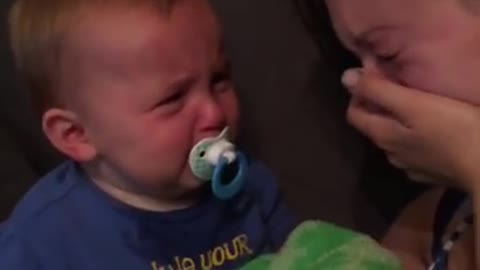 toddler-makes-a-wicked-impression-of-mommy-crying-getonlinevideos