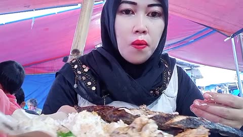 Makan Di Pinggir Pantai (Teluk Batako)