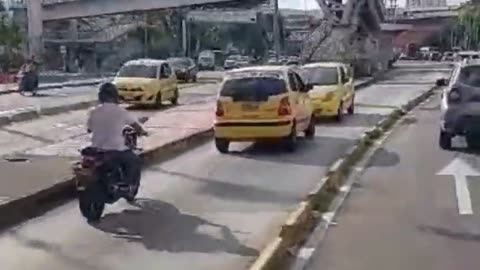 Captan a taxista andando en reversa por el centro de Bucaramanga