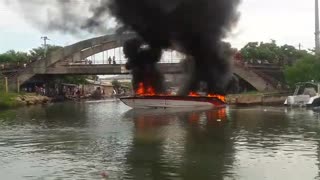 Lancha incendiada en Manzanillo