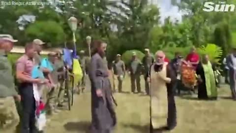 Russian priest attacks Ukrainian priest with crucifix during soldier's funeral_batch