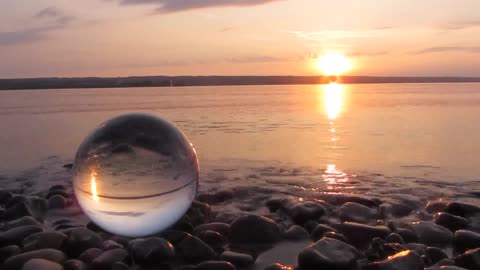 The glass beads reflect this side of the ocean and sky!