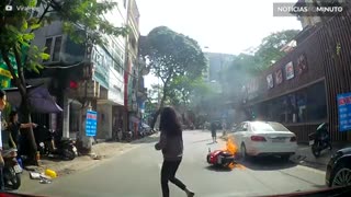 Moto pega fogo sozinha nas ruas do Vietnã