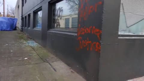 🚨Antifa in Portland is currently smashing windows!