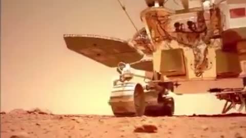 China’s Zhurong rover driving along the surface of Mars!