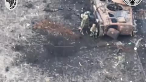 ‼️ A group of Russian infantry tried to hide under a broken infantry fighting