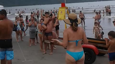 Beachgoers Start Clapping In Unison To Find Parents Of Lost Boy