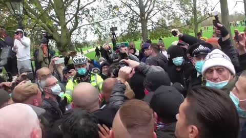 Tommy Robinson getting verbal abuse entering the park