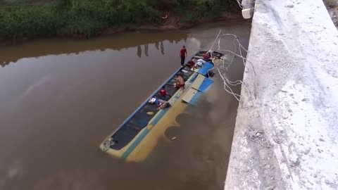 Ônibus cai dentro de rio em Minas Gerais
