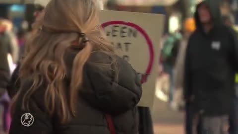 Ruim honderd demonstranten bij protest op Dam tegen Wilders