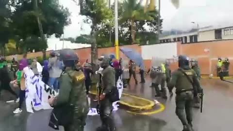 Protesta frente a la Quinta Brigada del Ejército terminó en enfrentamiento con la Policía