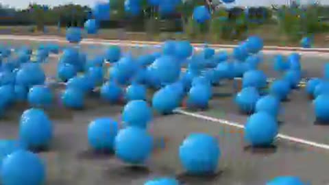 Here comes the decompressed video of a racing car hitting an ocean ball, Douyin