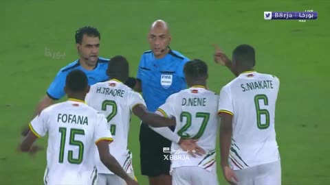 MALI PLAYERS ARE CURRENTLY ARGUING WITH THE REFEREE