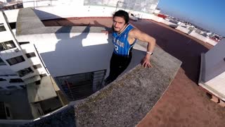 Parkour Athlete Does Rooftop Dips On a 40-meter ledge