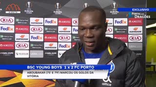 O abraço de Pinto da Costa a Aboubakar após a vitória na Suiça