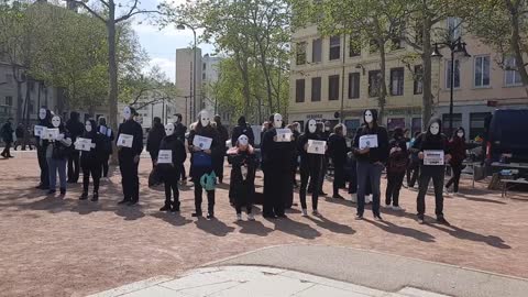 Les Masques Blancs LYon action pancartes le 3 Avril