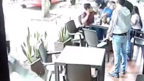 Hombres armados llegaron a una tienda en Bucaramanga y robaron a por lo menos 8 personas