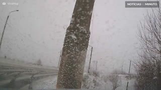 Neve na estrada quase resulta em acidente