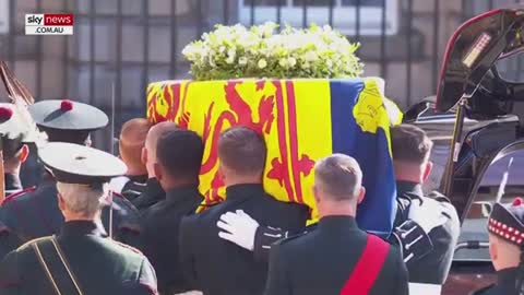 Queen Elizabeth II’s coffin arrives at St Giles’ Cathedral