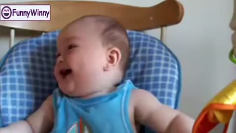 hermosos bebés divertidos riendo