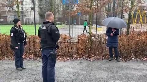 Gnadenloser Lockdown: Polizeieinsatz gegen spielende Kinder in Berlin.