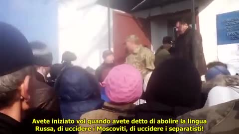 Cittadina ucraina risponde a un militare