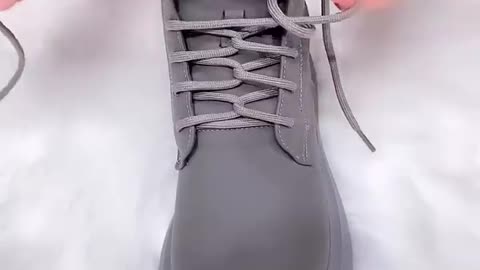 Tieing shoelace