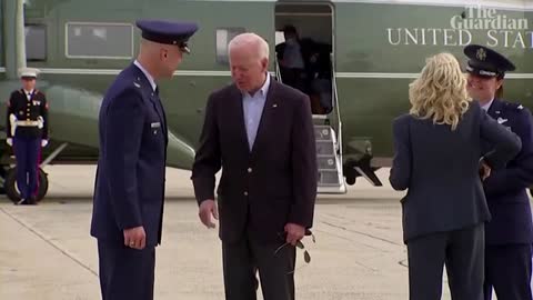 'It got me'_ Joe Biden swats cicada from neck as swarm delays press plane (1)