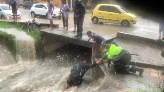 Policía rescato a menor que era arrastrado por arroyo en Barranquilla