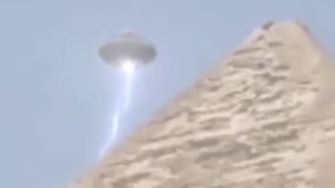 UFO over the great Pyramid