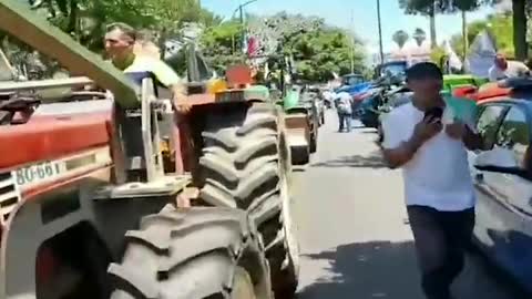 V Evropě pokračují masové protesty, italští farmáři blokují ulice traktory a útočí na parlament