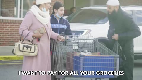Muslim Offering Food to Total Strangers and Then Paying for All of Their Groceries
