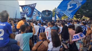 FC Porto parte para Lisboa com cenário de adeptos, bandeiras e fumos azuis