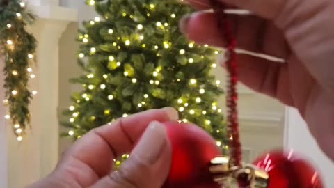"Festive Splendor: Unwrapping the Magic of Christmas Decor 🎄✨"
