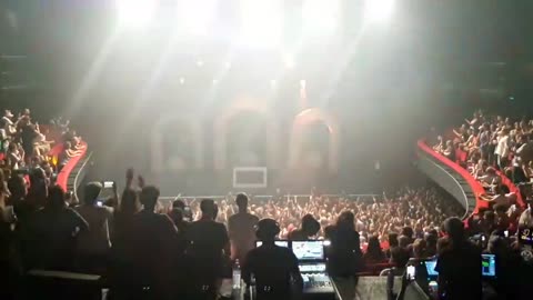 DJ Marc Rebillet does it again and starts his concert at the Olympia with "Macron asshole"