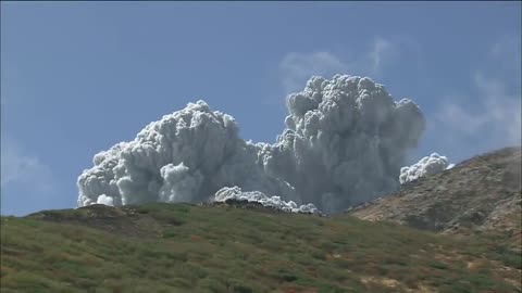 Video: Japan volcano shoots rock & ash on Mount Ontake - BBC News