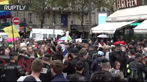 LIVE: Paris / France - Yellow vests gather for new round of anti-govt protests