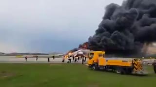 Videos captaron el incendio de un avión de pasajeros, el cual dejó 13 muertos en Moscú 3