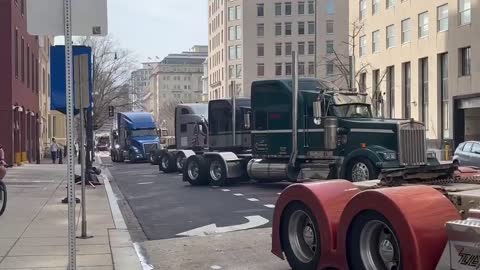 BREAKING - 🇺🇸Truckers Convoy arrived just a block away from the White House !