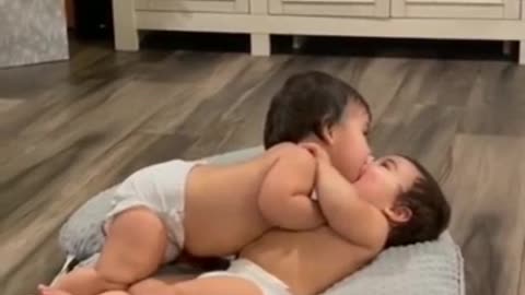 Cute twins baby fight 😍😍😍😍