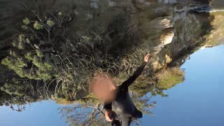 Tipo realiza una épico mortal hacia atrás desde un acantilado con una GoPro en la mano