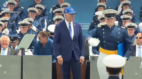 Breaking 🚨 Ah ah ah 🤣 Joe Biden fall at the Air Force graduation