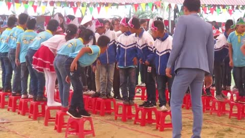 Vietnamese folk games, take you back to your childhood: Pass your seat to the finish line