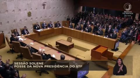 Luís Roberto Barroso abraça Gilmar Mendes durante posse como presidente do STF