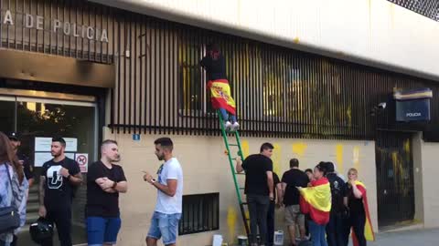 Españolas limpian la fachada de la Comisaría de Policía Nacional atacada por CDR en Tarrasa​