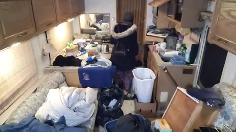 [2022] BecAndBladeRV Cam Moving in and Sorting RV